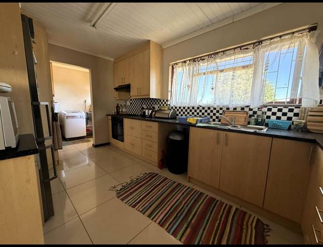 4 BEDROOM HOUSE FOR SALE IN BERGZICHT